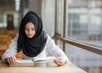 Women and Religious Knowledge in Islam